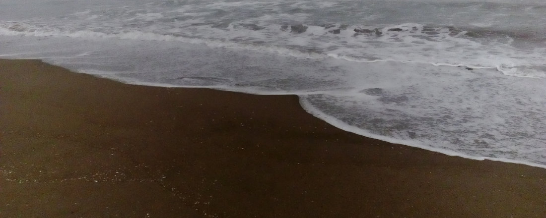Strand mit seichtem Wellengang